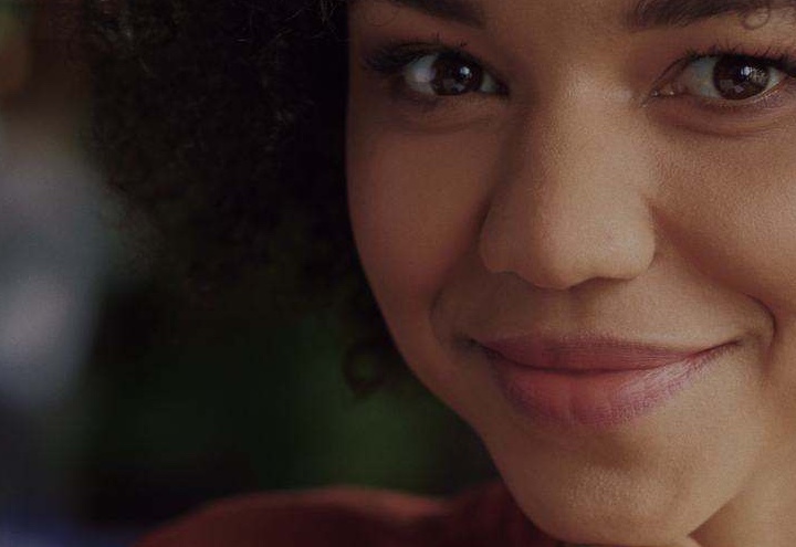Colaboradora sorrindo